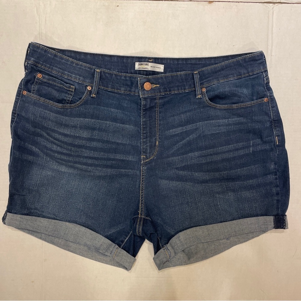 Levi’s signature mid rise denim shorts, size 20
